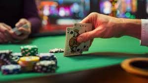 Myanmar Online Slots ကစားသူ Mobile Phone ဖြင့် Jackpot ရနေသော မြင်ကွင်း